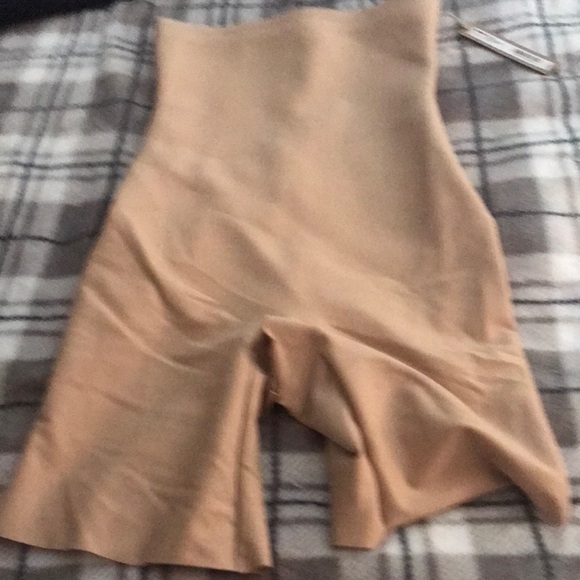 SKIMS Other - SKIMS High-Waist Sculpting Short - Nude Beige